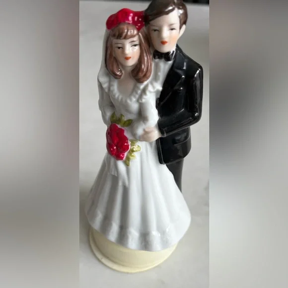 Vintage Bride and Groom Wedding Cake Topper - Picture 6 of 10